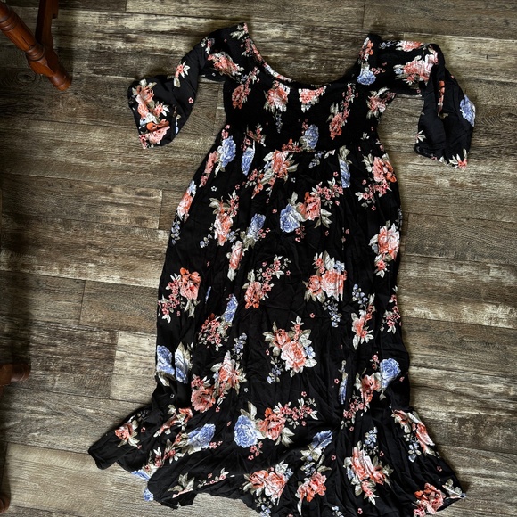 Torrid Maxi Dress with rouched top and bell like sleeves. - Picture 1 of 5